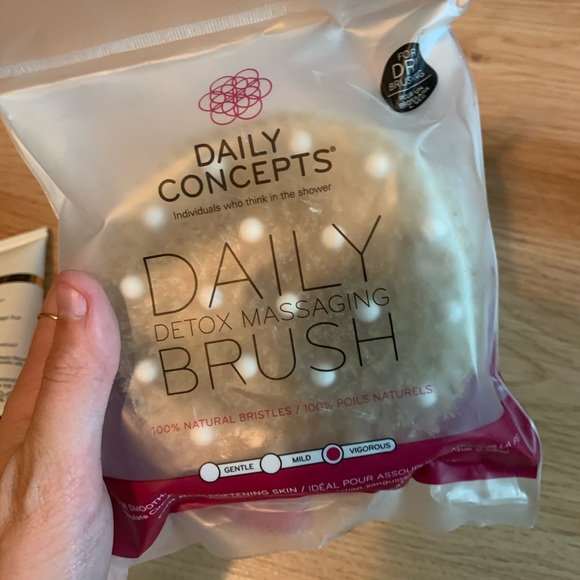 Exfoliating foot mask & daily massaging brush - Picture 4 of 5